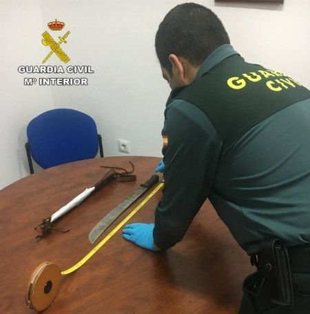 Cuatro individuos huyen a toda velocidad de un alto de la Guardia Civil de Cartaya con un vehículo robado y después uno de ellos trata de robar con una catana en una tienda de Lepe 
