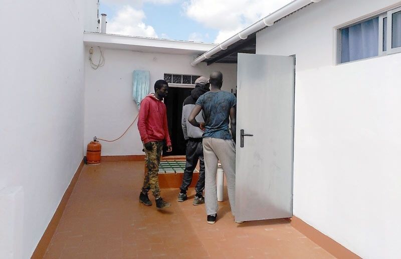 Caritas media para que dos empresas agrícolas contraten y alojen en el Rocío a 23 inmigrantes que vivían en asentamientos