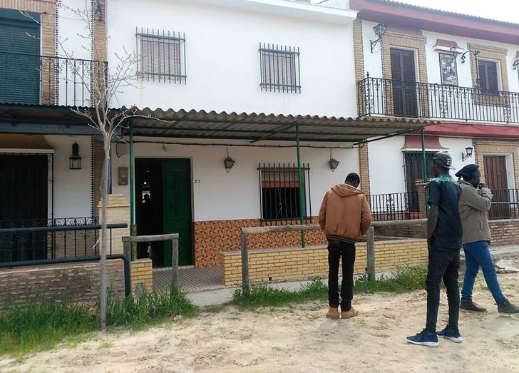 Caritas media para que dos empresas agrícolas contraten y alojen en el Rocío a 23 inmigrantes que vivían en asentamientos