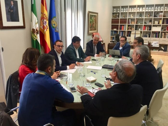 Diputación y Ayuntamiento lideran un pacto por el AVE que exigirá 'que Huelva deje de ser una provincia de segunda'