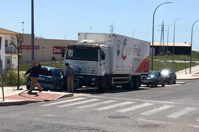 Una persona herida en Lepe tras colisionar con su coche contra un turismo y acabar chocando contra un camión estacionado