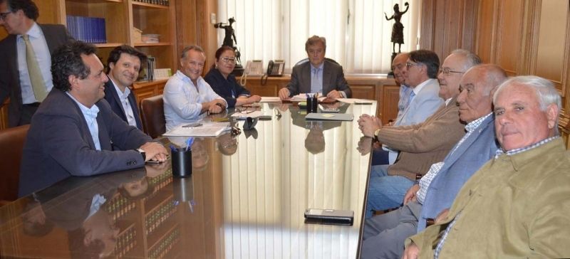 El Ayuntamiento de Punta Umbría firma la venta de las parcelas para la construcción de las cuatro torres de apartamentos