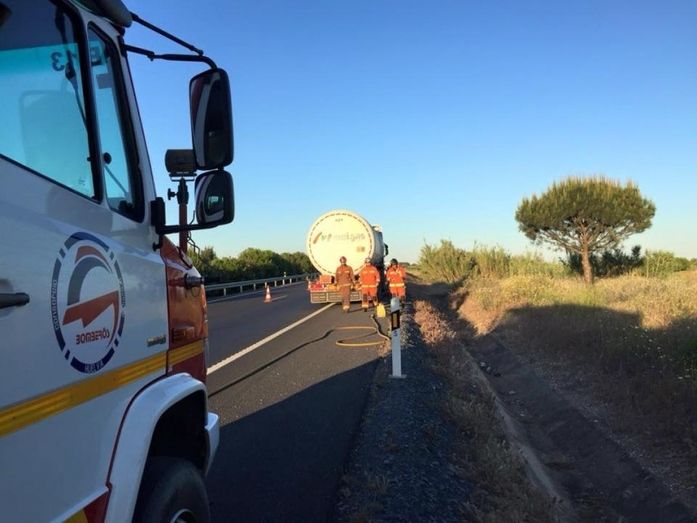El incendio del motor de un camión que transportaba gas natural licuado obliga a cortar un carril de la A-49