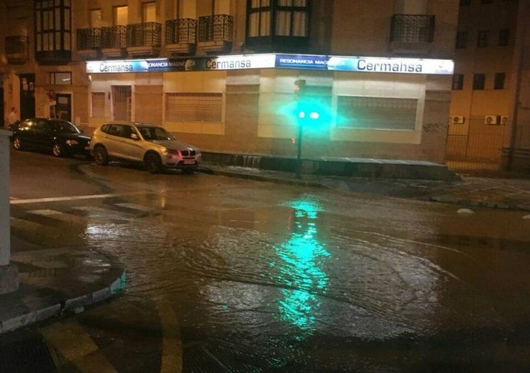 Aguas de Huelva trabaja en la reparación de una tubería general en Pablo Rada