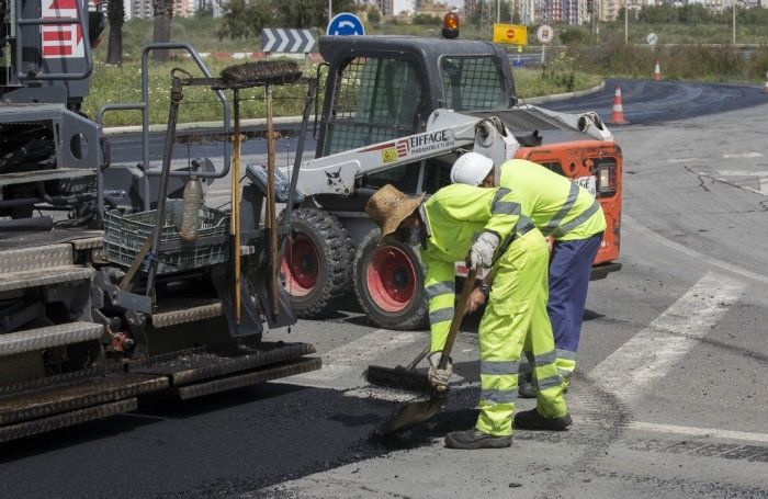Las obras de asfaltado se mantienen la próxima semana, salvo el miércoles por el regreso de las hermandades rocieras