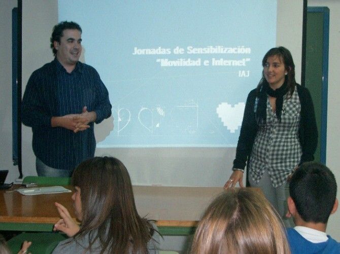 El Ayuntamiento de Isla conciencia a los jóvenes sobre los peligros de Internet