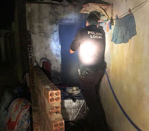 La Policía Local de Lepe interviene en la extinción de un incendio en una infravivienda