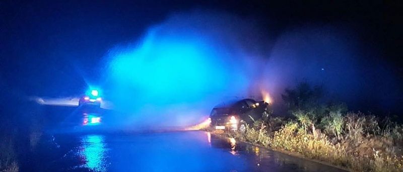 Un aparatoso accidente en un camino rural de Lepe provoca la rotura de una válvula de agua