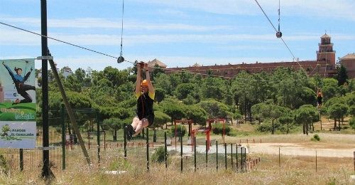 Ya está de nuevo a pleno rendimiento en Islantilla la tirolina urbana más larga de Europa