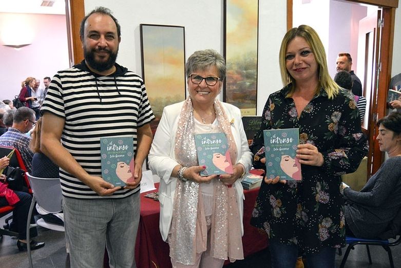 Los sanjuaneros arropan a su paisana Lola Guevara Garrido en la presentación de ‘El intruso’