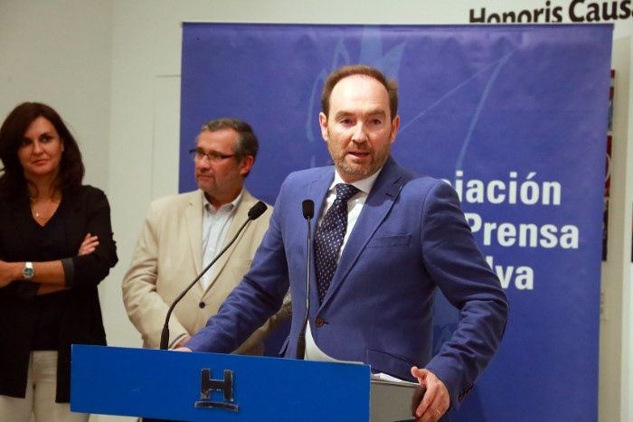 Los ganadores del Premio Huelva de Periodismo 2017 recogen su galardón en Diputación