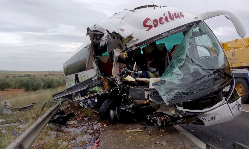 Más de 10 heridos, dos de ellos de gravedad, tras colisionar el autobús que cubre la línea Madrid-Sevilla-Huelva con un camión