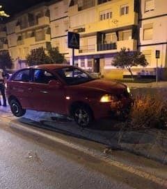 Investigan a una persona que se salió con su vehículo de la carretera en Ayamonte por conducir bajo los efectos de las drogas
