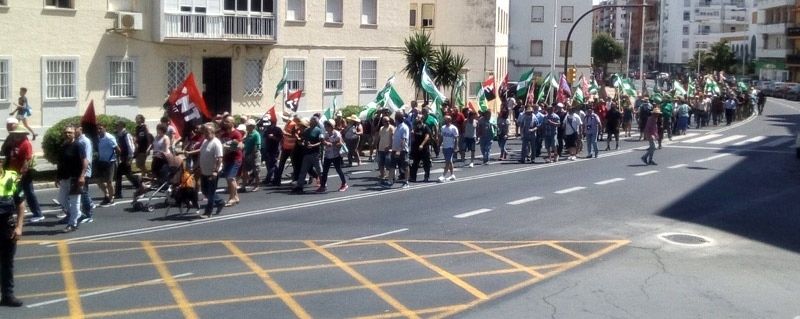 Más de un millar de manifestantes protesta por 'la situación de impunidad' del campo onubense