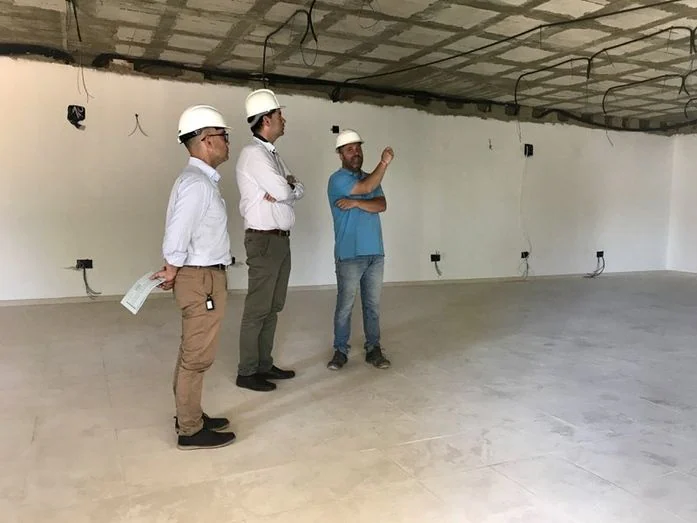 El alcalde de Valverde visita las obras de la nueva aula de formación que albergará el edificio de empleo