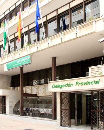 El vigilante que colocó una cámara en el baño de la sede de Asuntos Sociales acepta un año y ocho meses de cárcel