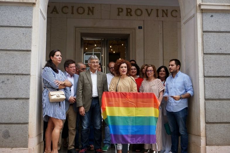 Manifiesto y performance por los derechos del colectivo LGTBI en Diputación