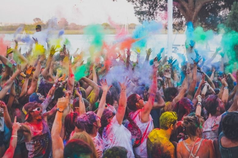 IU pide al Ayuntamiento de Cartaya que adopte medidas preventivas ante el Festival Colors Fest de El Rompido