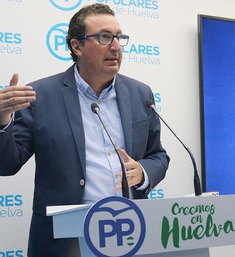 El PP lamenta que maquinaria y turistas convivan aún en las playas por la 'dejadez' del PSOE