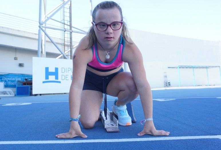 Blanca Betanzos, con Síndrome de Down y tan autónoma que llegó corriendo sola a París