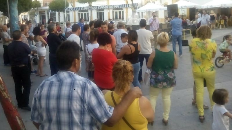 Vecinos de Nerva se concentran para exigir a la Junta un pediatra en el centro de salud de la localidad