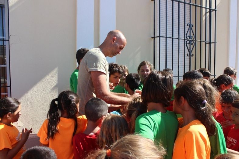 Sierra se divierte con los niños en los Campamentos de Verano de Moguer