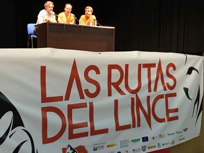 200 senderistas participan en una ruta nocturna del lince ibérico en Hinojos