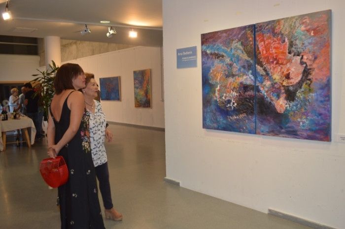 Ana Bellerín inaugura 'Fondos Marinos' en la sala de exposiciones del Teatro del Mar de Punta Umbría