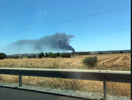 Extinguen un incendio de plásticos en Lucena que provocó una columna de humo visible a varios kilómetros