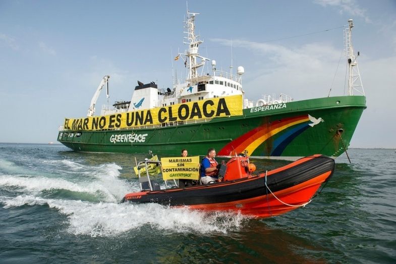 Activistas de Greenpeace despliegan una pancarta en la ría: 'El mar no es una cloaca'