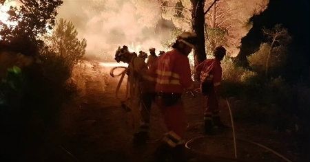 Continúa estabilizado el incendio de Nerva y sigue la lucha contra las llamas