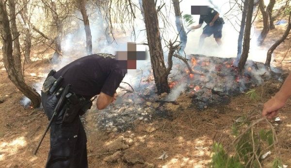 Agentes de la Policía Local de Punta y varios bañistas logran evitar que un incendio se extendiera por Los Enebrales