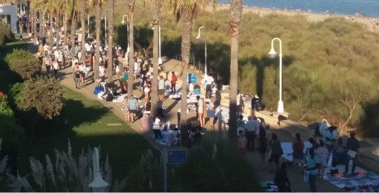 La FOE y Huelva Comercio tildan de 'caótica' la proliferación de manteros que 'inundan' Islantilla y La Antilla