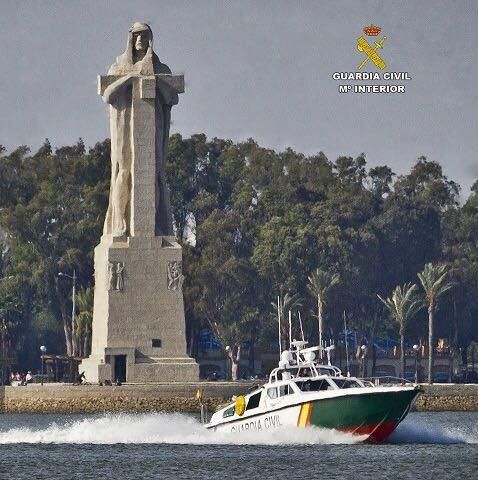 Rescatados tres ocupantes de un catamarán a la deriva en la playa de Nueva Umbría