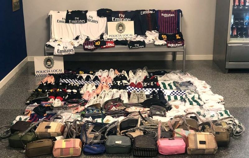 La Policía Local de Punta Umbría decomisa material falsificado que se vendía en las calles de la zona centro