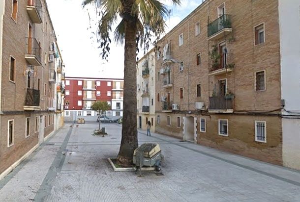 Un joven salva la vida a un anciano al escalar a su casa para rescatarlo de las llamas