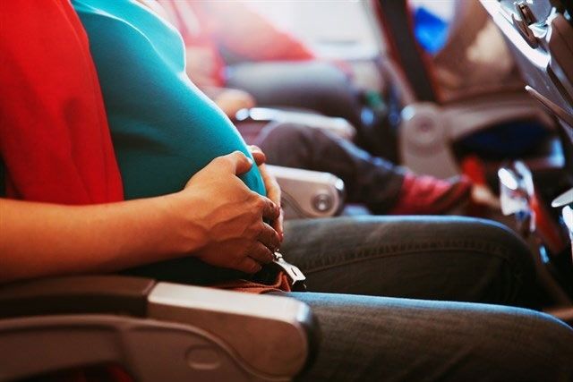 Volar embarazada: mitos y riesgos reales