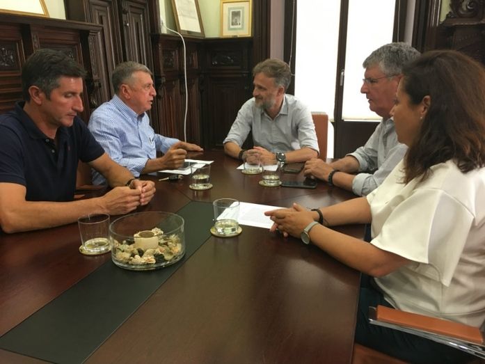 La Junta presenta a los regantes del Condado el certificado para que se otorguen concesiones de agua a El Fresno