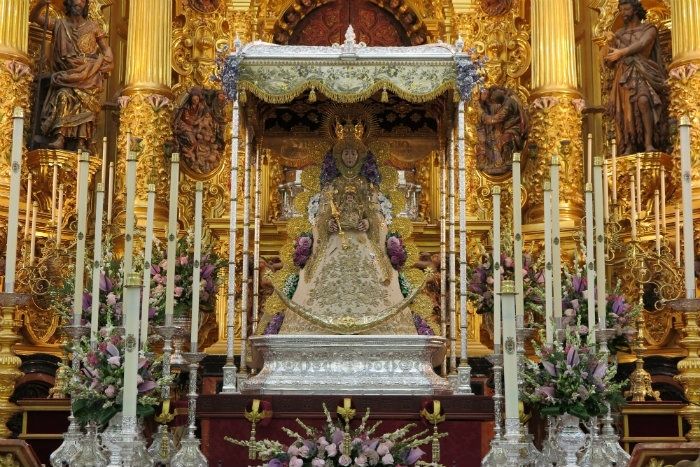 La Virgen del Rocío luce igual que el día de su coronación para la salida extraordinaria del 8 de septiembre