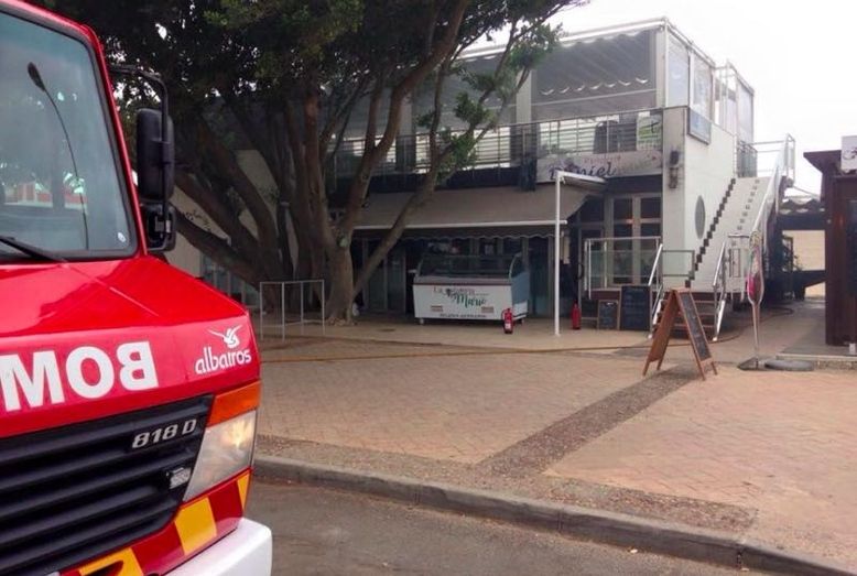 Extinguen un incendio en un restaurante de Isla Canela