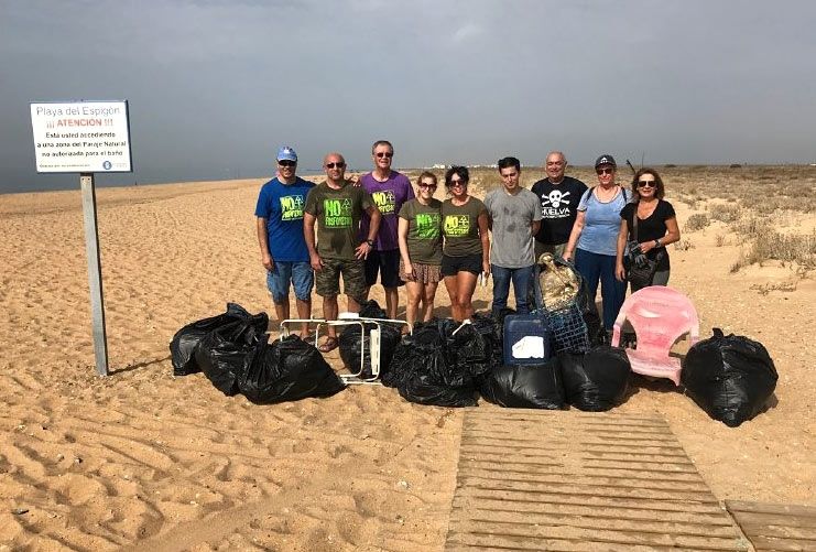 Mesa de la Ría organiza una recogida de residuos en la playa del Espigón con motivo del Día Mundial de la Limpieza