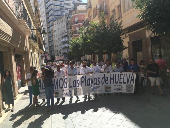 Vecinos de varios municipios costeros se manifiestan en la capital para 'salvar las playas'