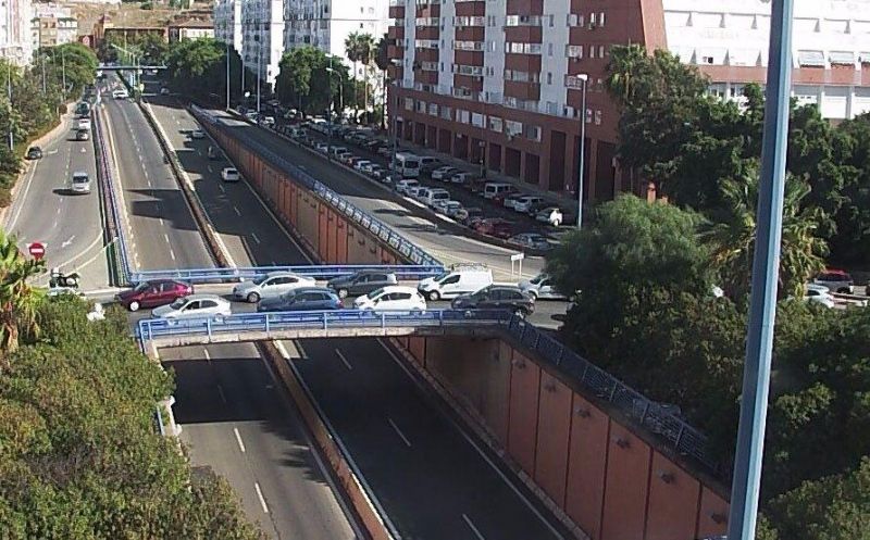 El primer día de cortes en los accesos al Puente del Odiel deja importantes retenciones
