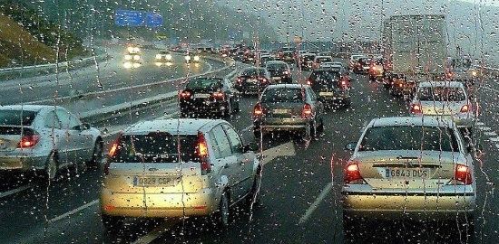 Un herido en una salida de vía debido a la lluvia a la altura de Valverde del Camino