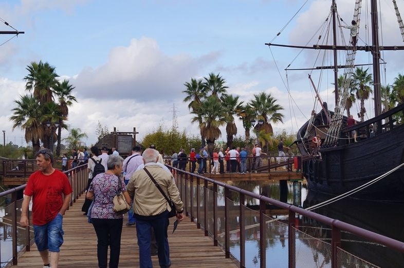 Excepcional ambiente en el Muelle de las Carabelas para celebrar la Hispanidad