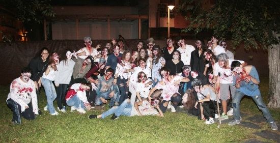 Punta Umbría repite en Halloween el pasacalles zombie 'Walking Dead' tras el éxito del año pasado