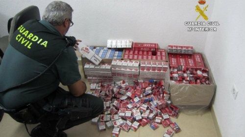 Intervienen 1.110 cajetillas de tabaco de contrabando ocultas en el almacén de una tienda de alimentación de Lepe