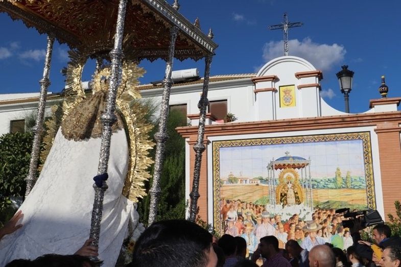 Emotivo traslado de la Virgen de Montemayor en un frío domingo de otoño
