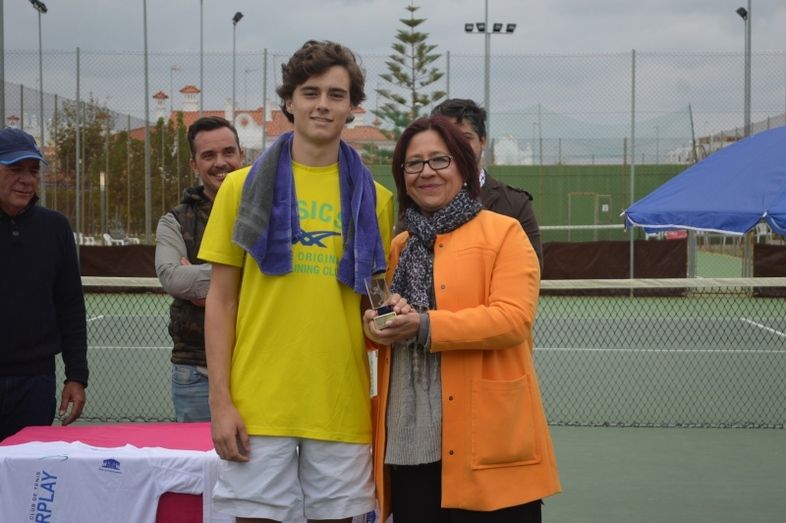 Nicolás Vicente vence en el Torneo de Tenis 'Laguna de El Portil'