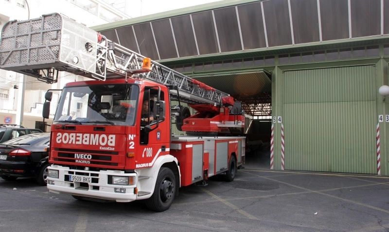 Trasladan al hospital Juan Ramón Jiménez a un hombre afectado por inhalar humo en el incendio en su vivienda en el Torrejón
